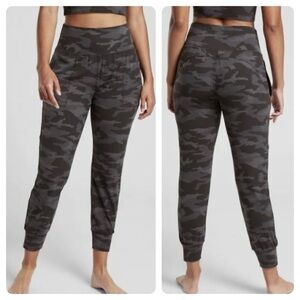 Athleta Women's Salutation Jogger Black Camo Size Small